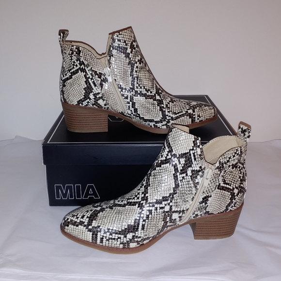 Cute snake skin patterned booties - Picture 2 of 7